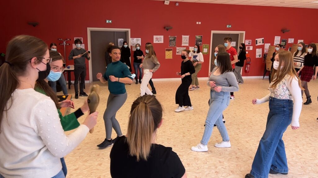 Des lycéens s’initient à la salsa