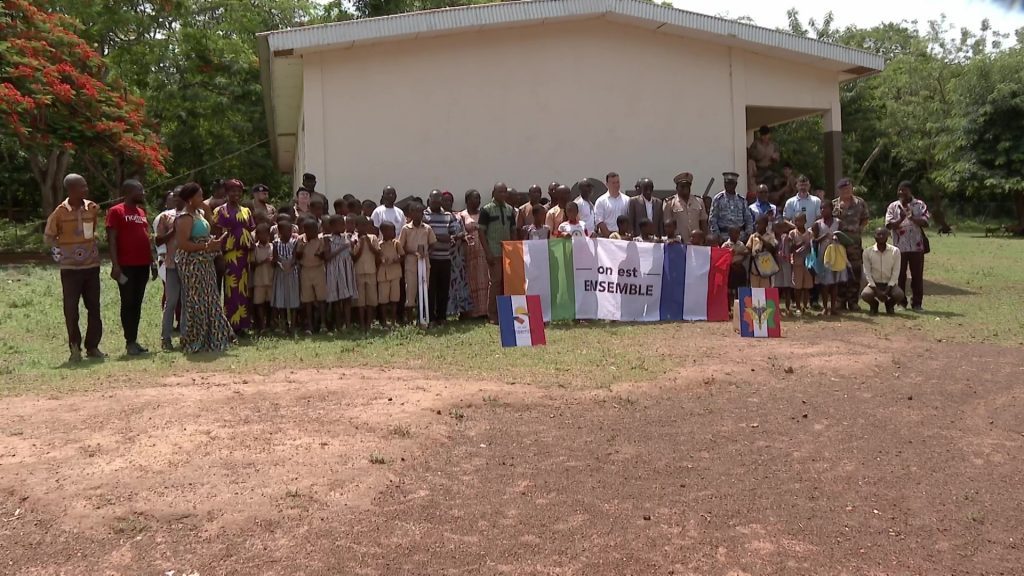 Mosaïk Cristal en Côte d’Ivoire - Les militaires remettent des kits scolaires en Côte d’Ivoire