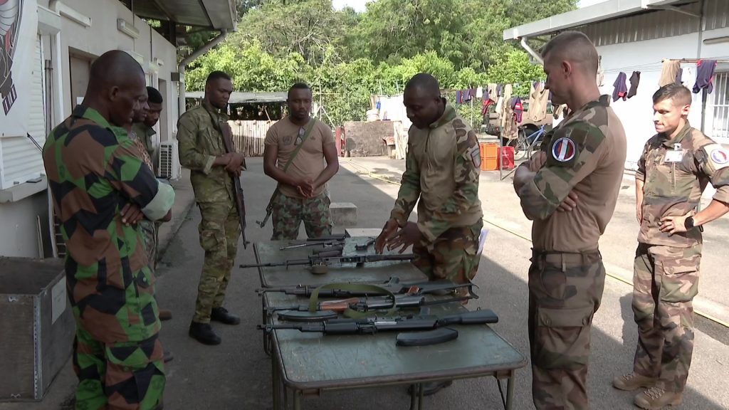Mosaïk Cristal en Côte d’Ivoire – Les militaires du 16 forment les Ivoiriens