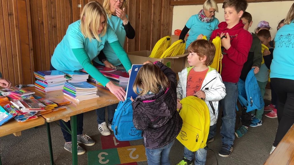 L’association « les cartables réunis » confectionne des sacs pour les futurs écoliers ukrainiens