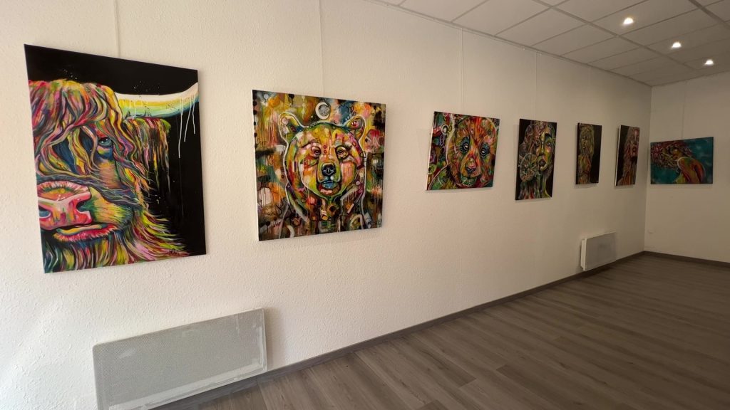 Les peintures de Poom in Love se sont installées à la galerie Bitche & Art