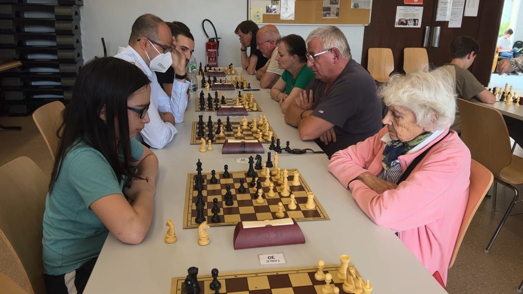 Un tournoi d’échecs rapides : les participants contre la montre