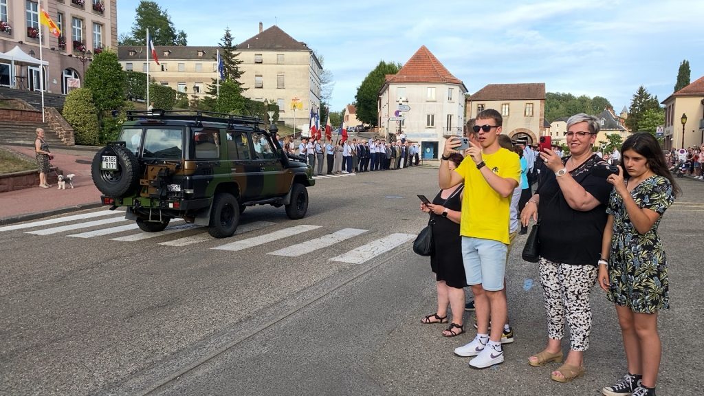 Les pompiers et le 16ème BCP défilent pour la fête nationale