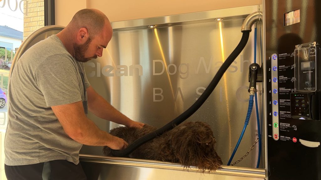Caprice de chien investit dans un dog wash