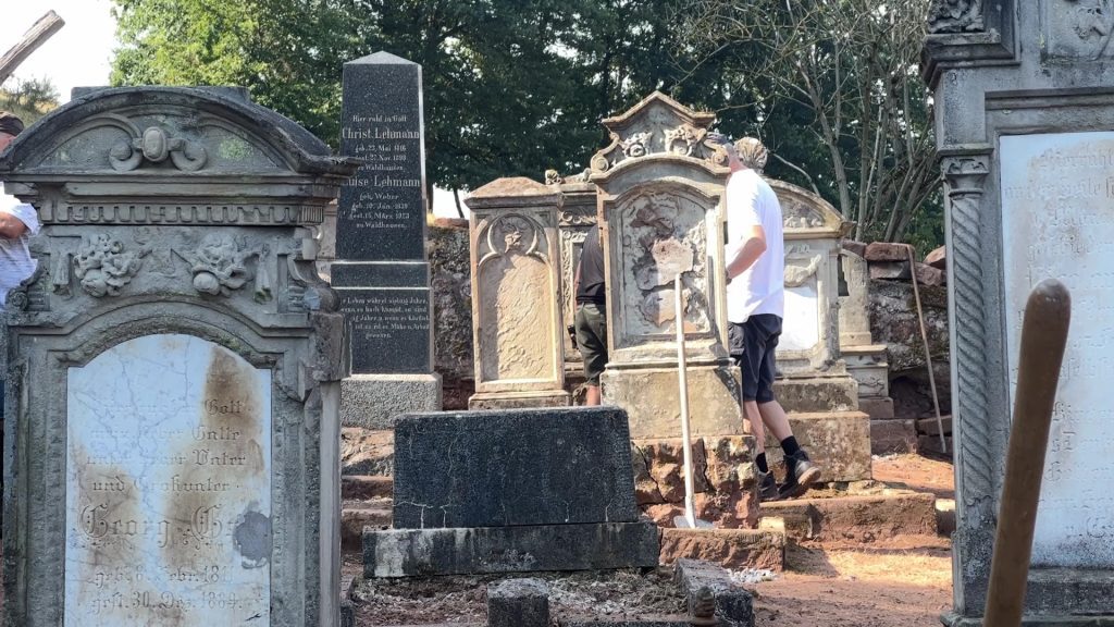 Restauration du cimetière mennonite de Dorst