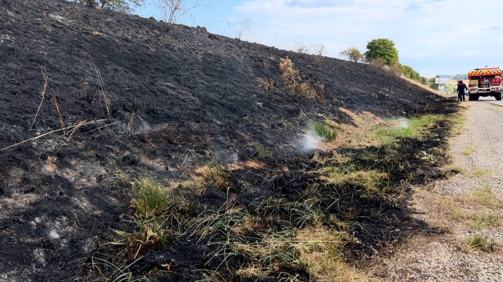 Un feu se propage près de la voie verte