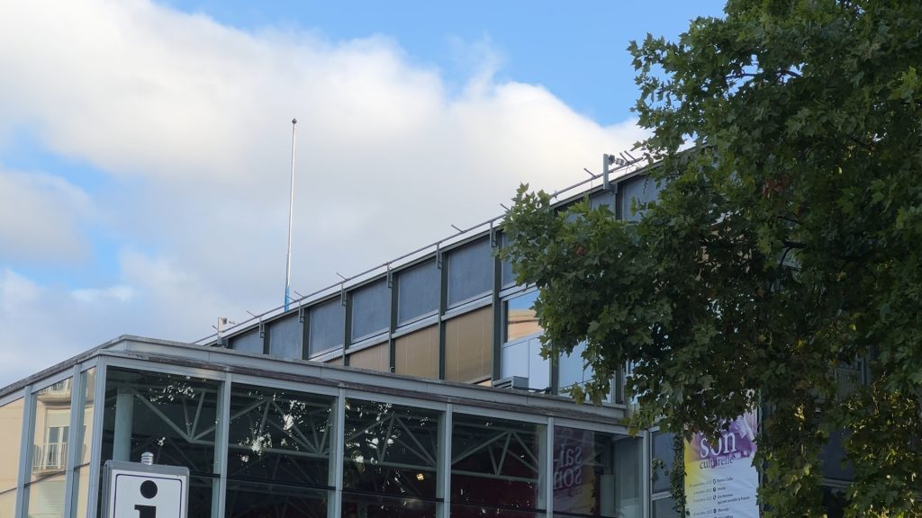 Drapeaux en berne en hommage à Elizabeth II