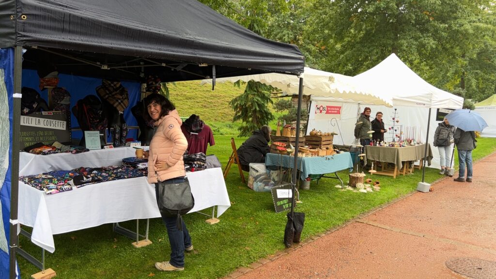 Des exposants et des moutons au marché de l’Amem