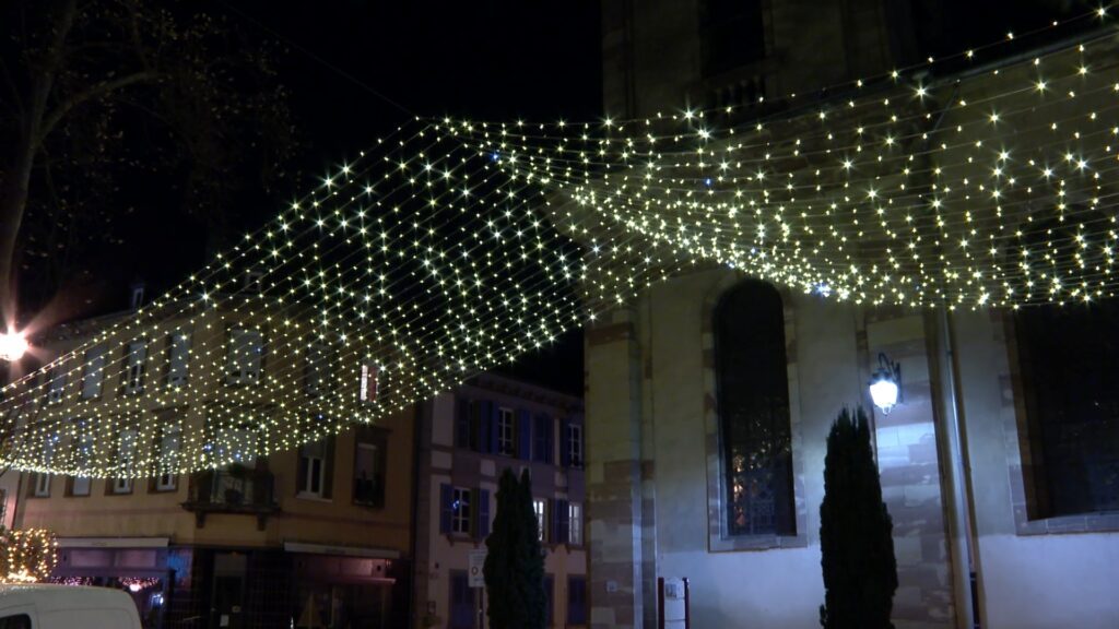 Les municipalités maintiennent l’éclairage de Noël