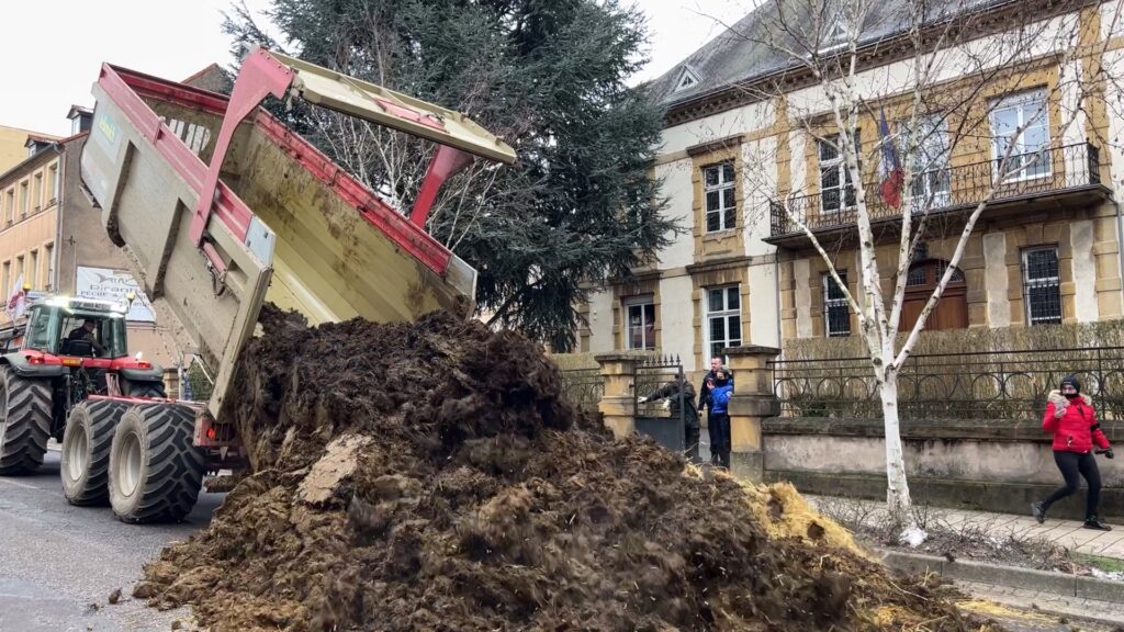 Action coup de poing devant la Sous-Préfecture : les agriculteurs en colère