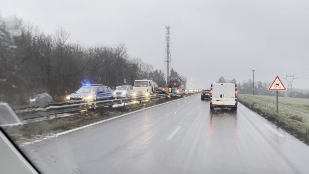 Ce matin, de nombreuses voitures se sont retrouvées dans le fossé