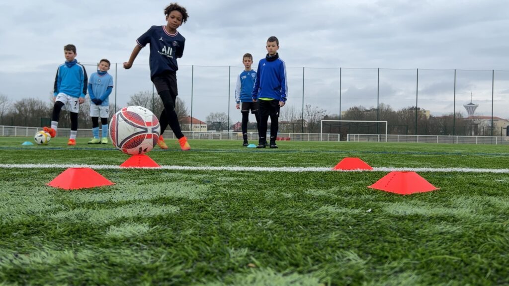 Lors du stage proposé par le SFC, les enfants s’amusent et jouent au foot