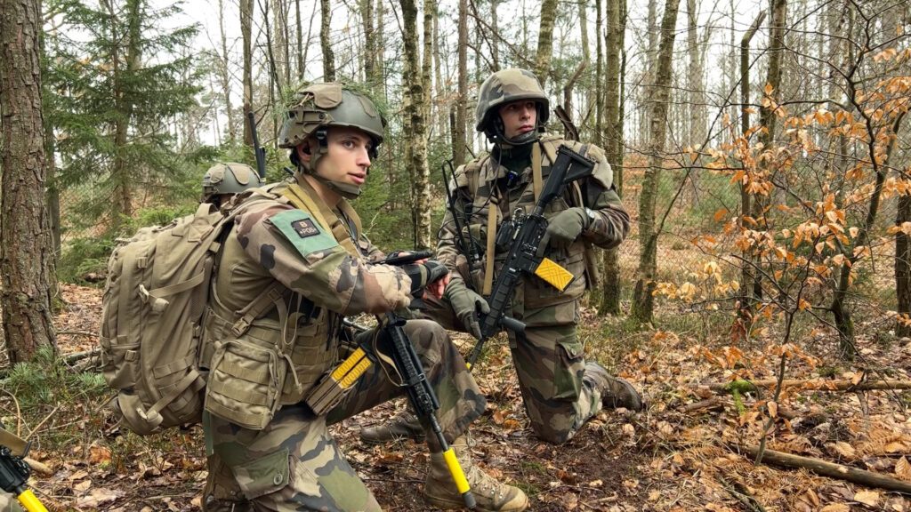 Des futurs officiers en formation au 16ème BCP