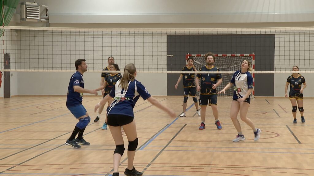 En championnat de volley-ball loisir, femmes et hommes jouent ensemble