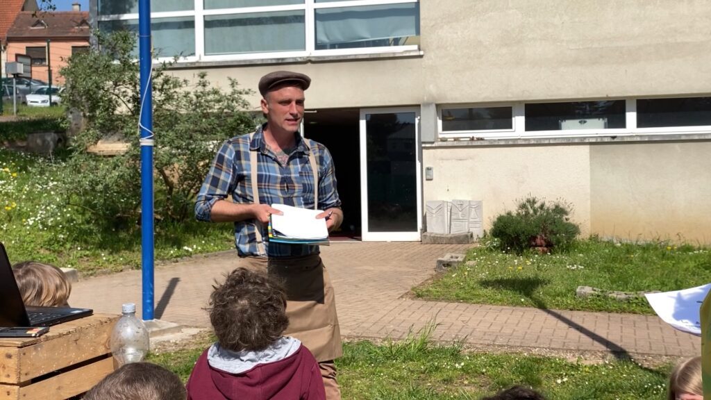 Les enfants du périscolaire s’intéressent aux aventures de Chris & Schengele