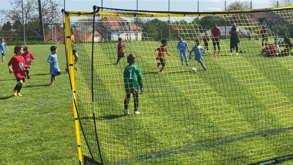 Des enfants ont partagé leur passion pour le football à Kalhausen