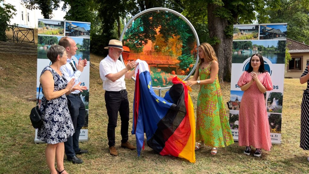 Au-delà des Frontières : une sculpture urbaine symbole du lien franco-allemand à Sarreguemines