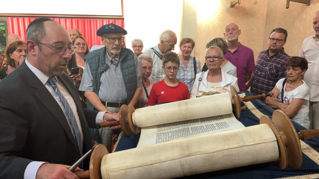Déroulé du rouleau de la Torah à la synagogue de Sarreguemines