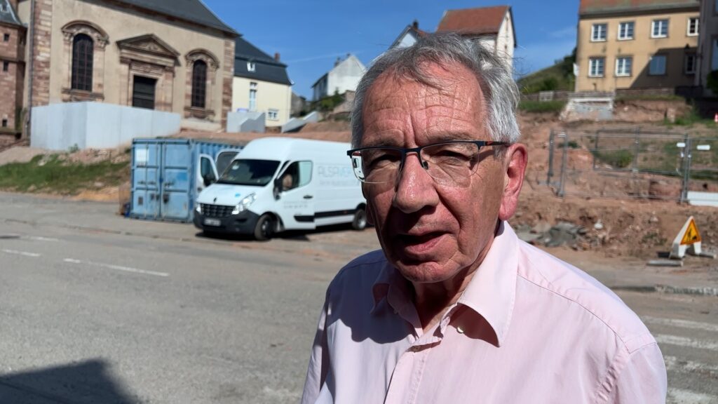 Jean-Loup Corbasson donne son point de vue sur le mur devant l’Église Sainte-Catherine