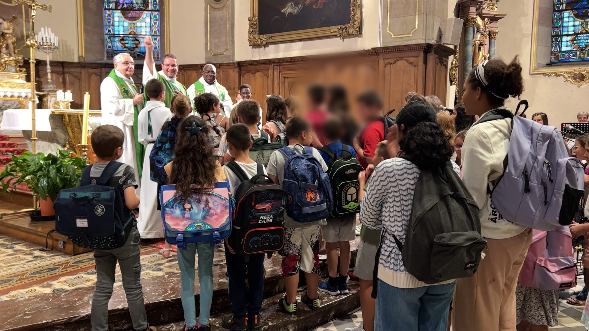 Leur cartable b?�ni, les enfants sont pr??ts ?� bien travailler ?� l�???�cole - Mosaik Cristal