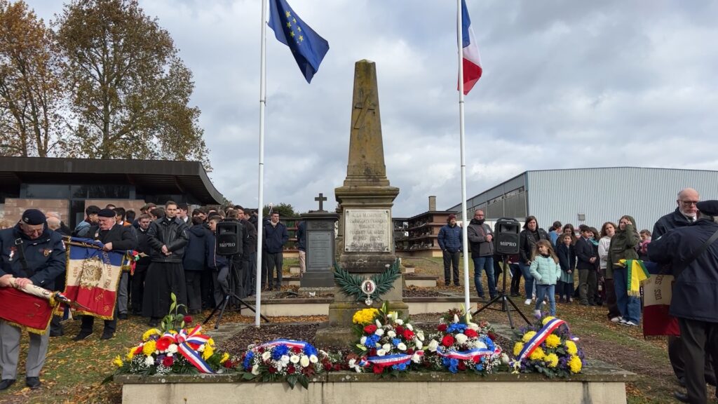 Des lycéens prononcent un discours lors de la cérémonie du 11 novembre