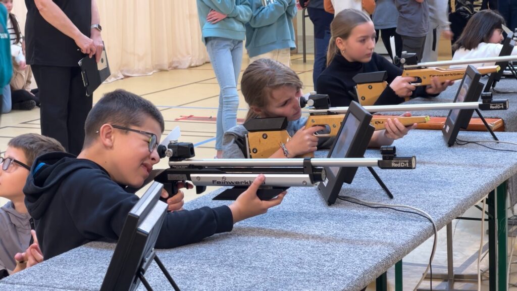 Les collégiens s’essayent au tir au laser