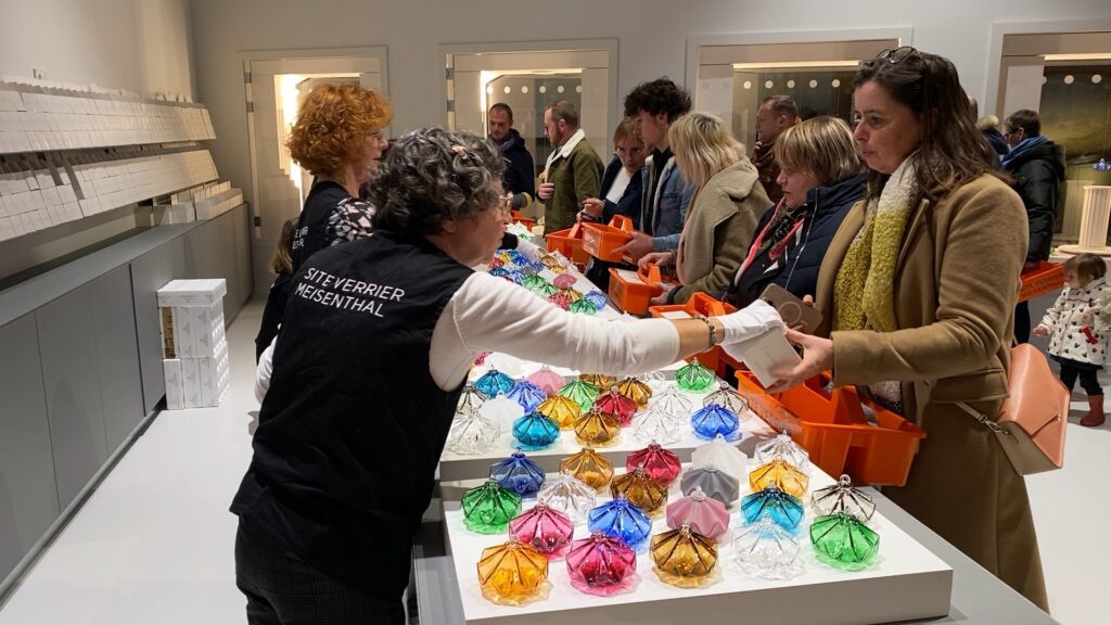 Des personnes collectionnent les boules de Noël de Meisenthal