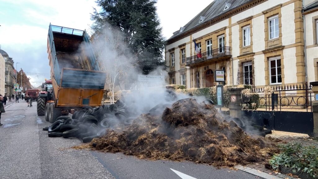 Les agriculteurs manifestent leur colère à la sous-préfecture