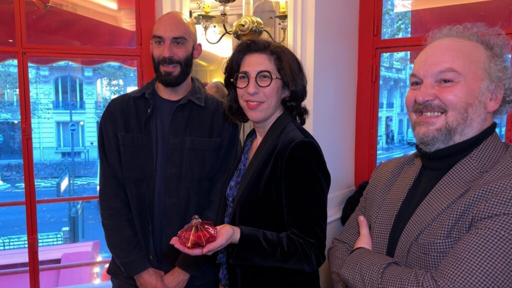 La boule de Meisenthal offerte à la ministre de la Culture à Paris