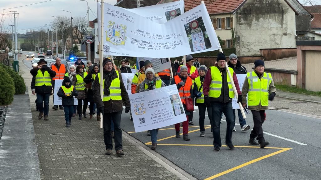 Manifestation contre l’interdiction des activités nautiques à l’étang des Marais
