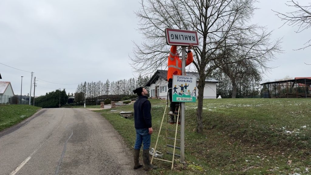 Les panneaux d’entrée de communes retournés