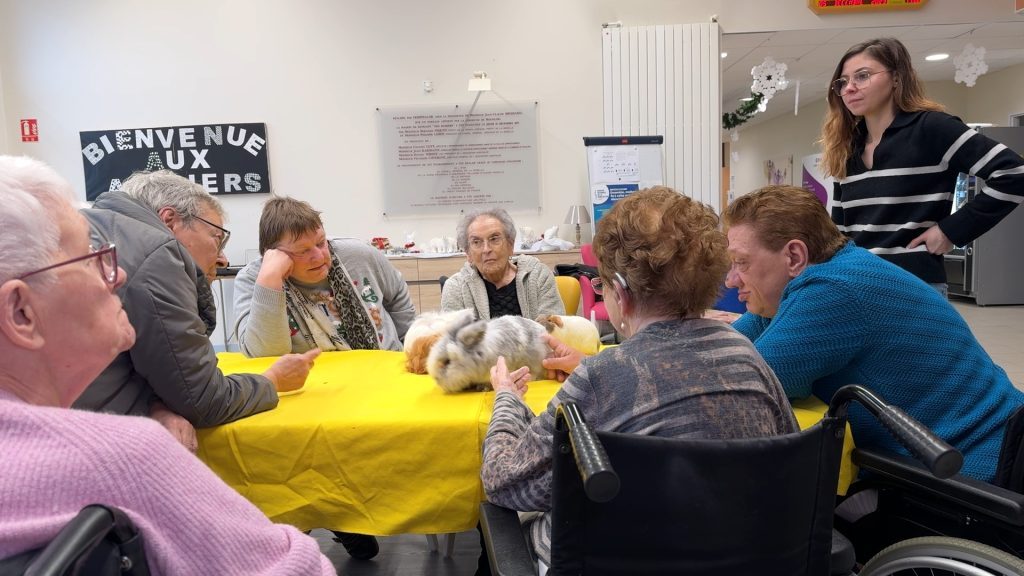 Morgane et ses animaux émerveillent les personnes âgées