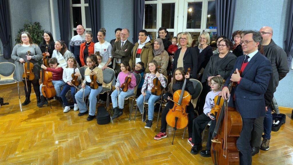 Projet Démos : 7 enfants scolarisés à Sarreguemines ont reçu leurs instruments