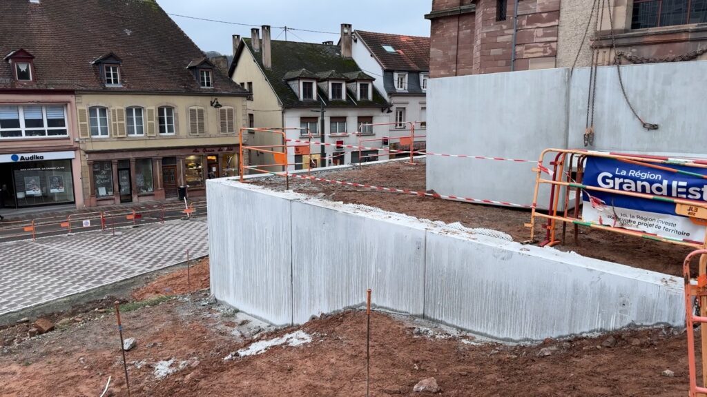 Travaux du centre-bourg de Bitche : le mur devant l’église change d’aspect