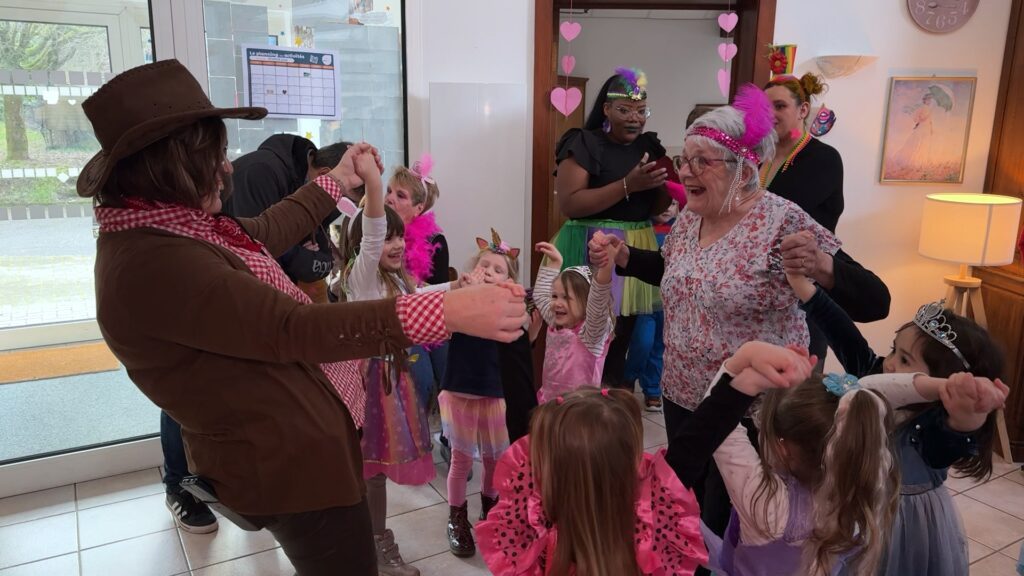 Un carnaval intergénérationnel à la colocation seniors