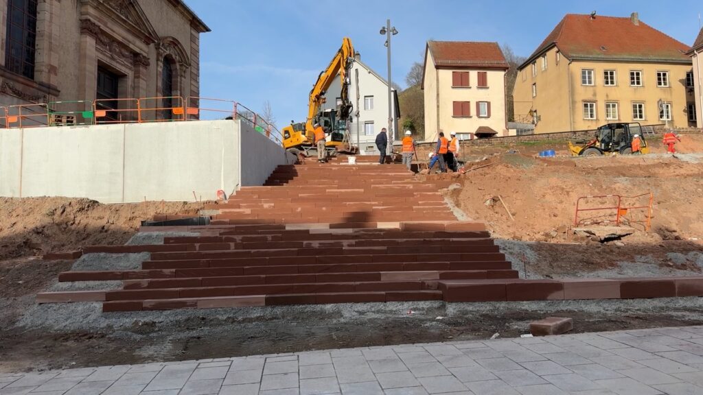 L’heure est à l’embellissement pour la place devant la mairie