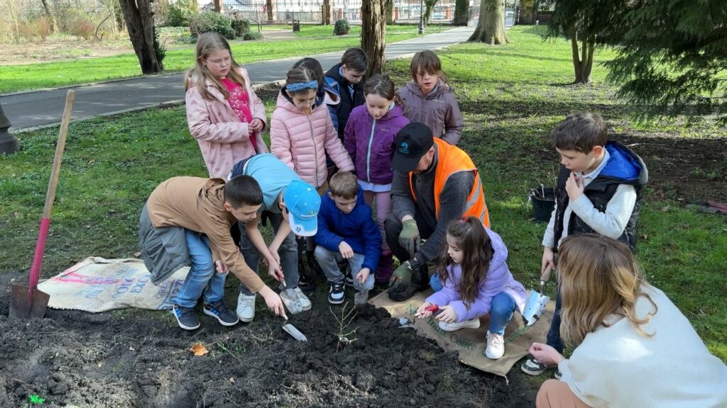 Saar’en vol : 17 rosiers plantés par les enfants aux archives municipales