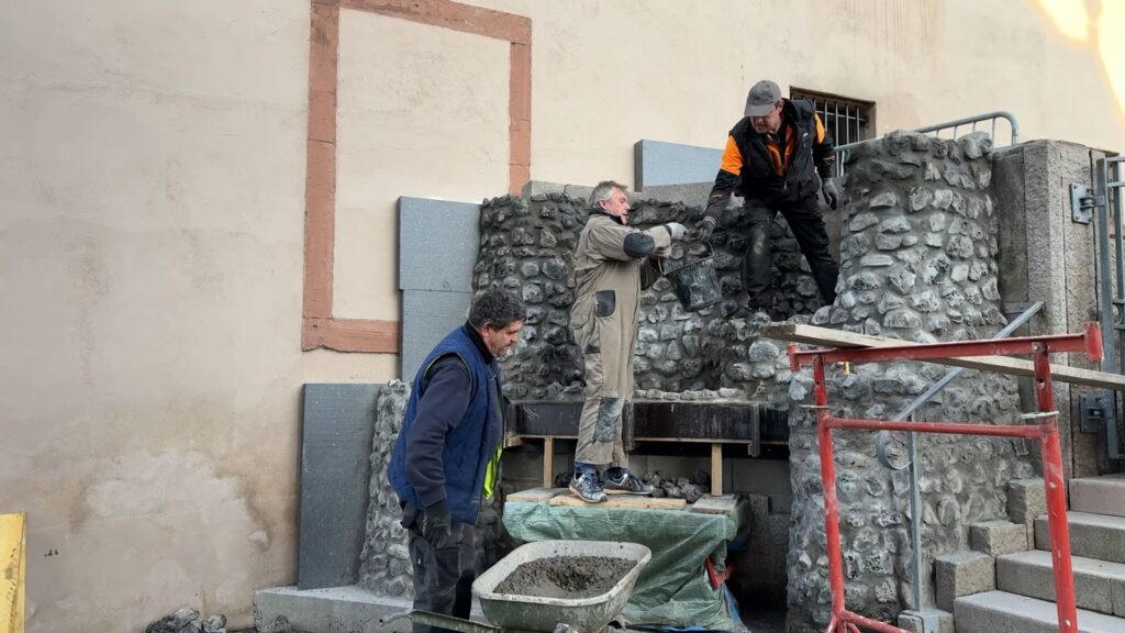 Le maire et ses ouvriers reconstruisent la grotte de Sarreinsming