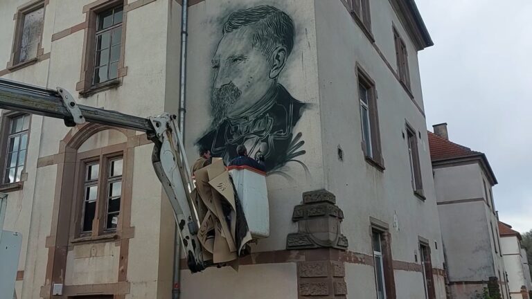 Fresque du colonel Teyssier sur la façade du musée d’art urbain et de street art