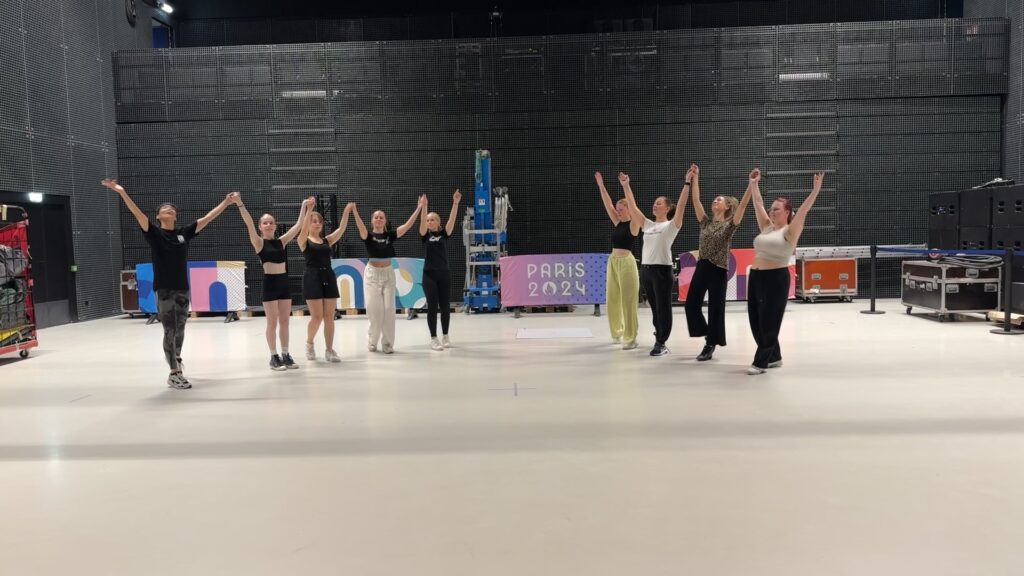 Première répétition des danseuses bénévoles
