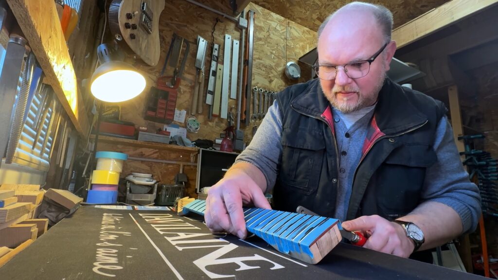 Un passionné de musique fabrique des guitares à Goetzenbruck
