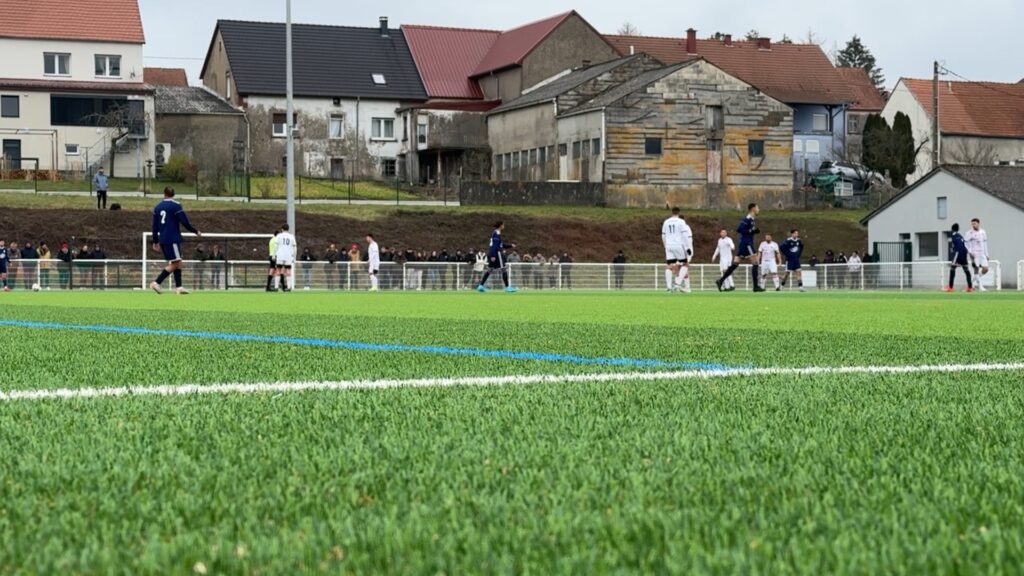 L’AES 08 inaugure son terrain synthétique avec une victoire historique