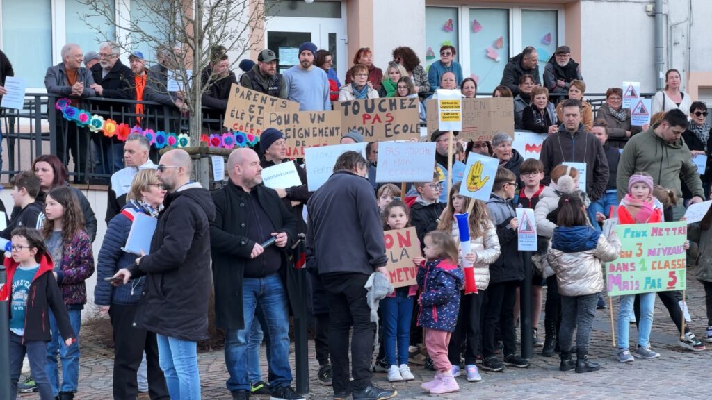 Une manifestation contre la fermeture d’une classe à Lixing-lès-Rouhling