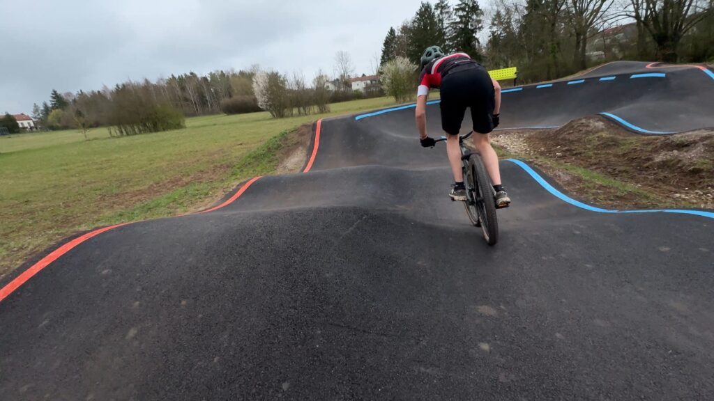 Hop'la, la balade secrète : Le pumptrack : bosses, virages et sensations garanties