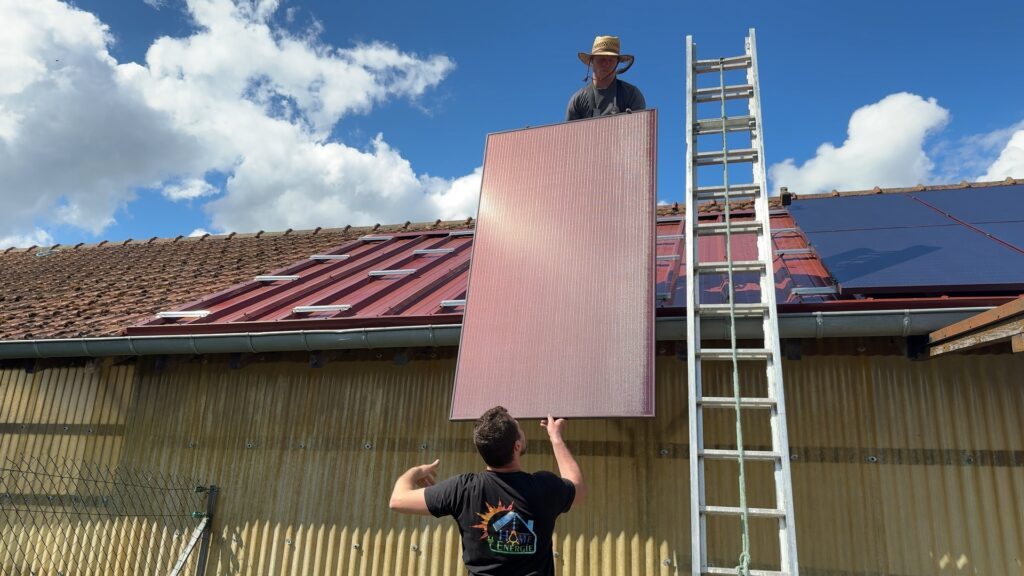 Des panneaux solaires rouges installés à Zetting