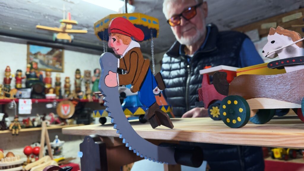 Hop'la, le portrait : Depuis plus de 20 ans, Michel fabrique des jouets en bois à Meisenthal