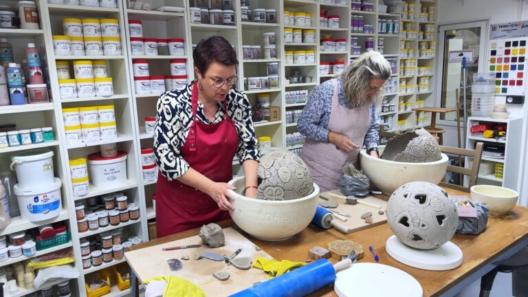 Hop'la, le portrait : Stéphanie transmet sa passion de la céramique dans ses ateliers