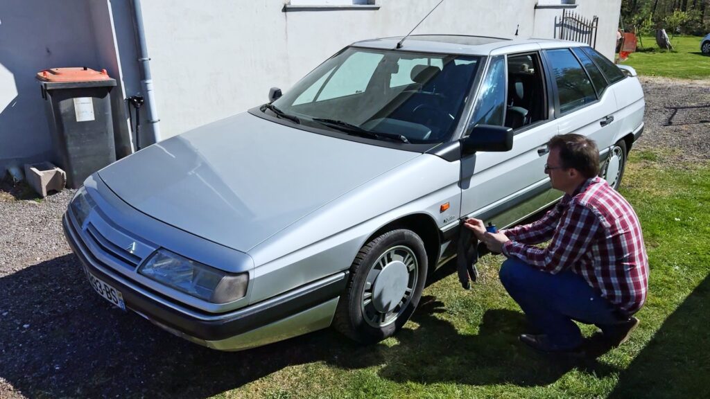 Une vieille Citroën XM se prépare pour une exposition