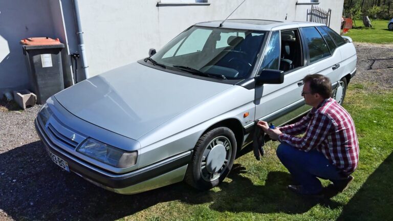 Une vieille Citroën XM se prépare pour une exposition