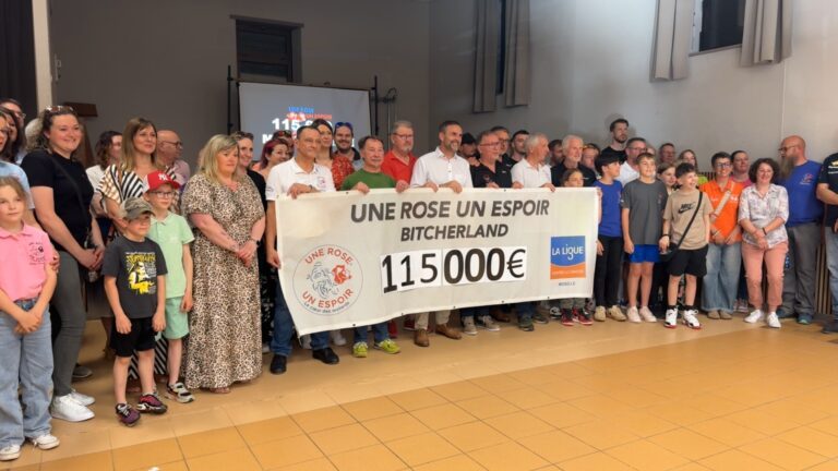 L’association Une Rose Un Espoir remet un chèque de 115 000€